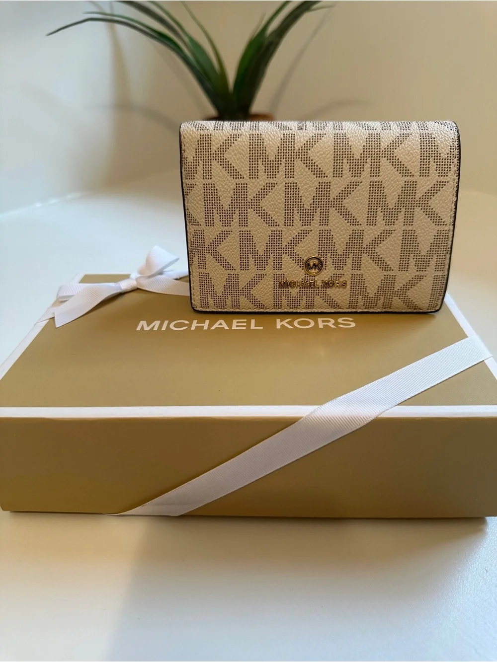 Michael Kors Vanilla Monogram Print Jet Set Wallet with Gift Box - Picture 8 of 8